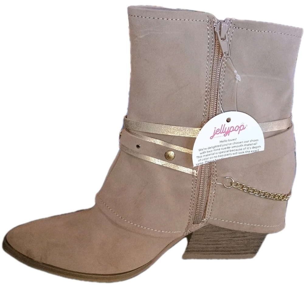 NWT! JellyPop Ashlynn Tan Zipper Ankle Boots Sz 8M Faux Suede Gold Chain No Box